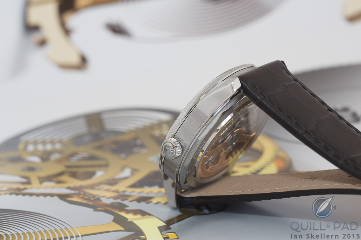 Side view of the case of the Jaeger-LeCoultre Geophysic True Second showing that the bezel is slightly wider than the case