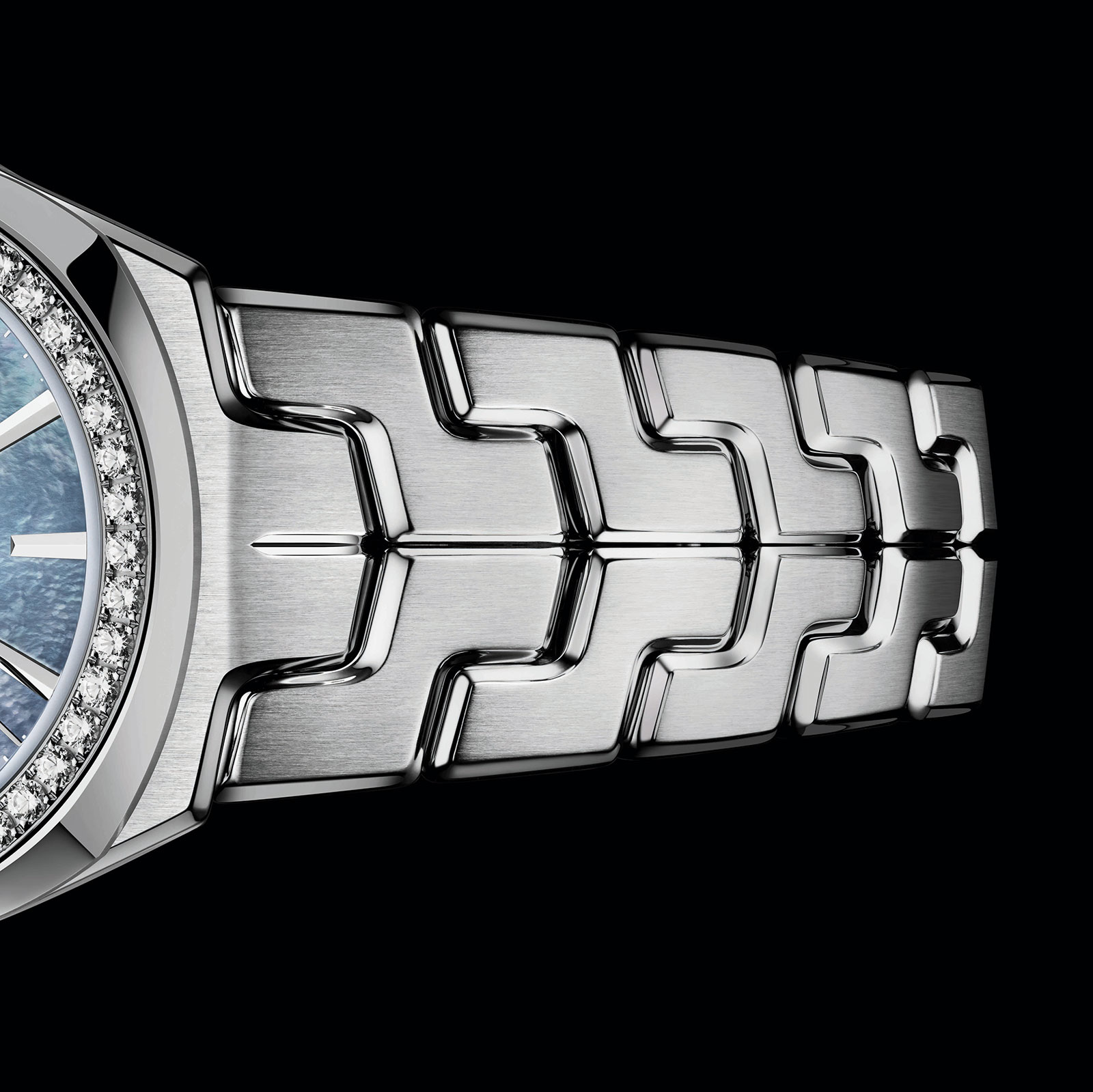 TAG Heuer Reboots a 1990s Classic with the New Link Lady